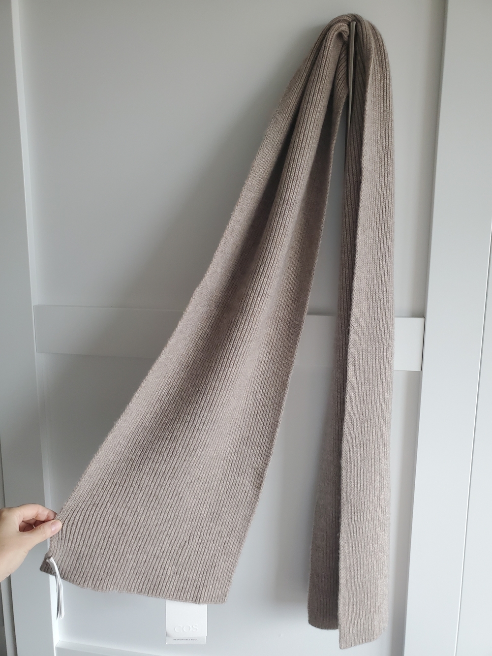 COS Ribbed Wool Cashmere Scarf - Picture 4 of 8